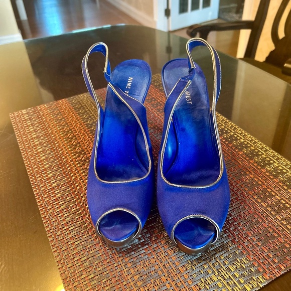 Nine West Sapphire Satin Peep Toe Slingback Heels with Gold Piping Size 10 - Picture 2 of 5